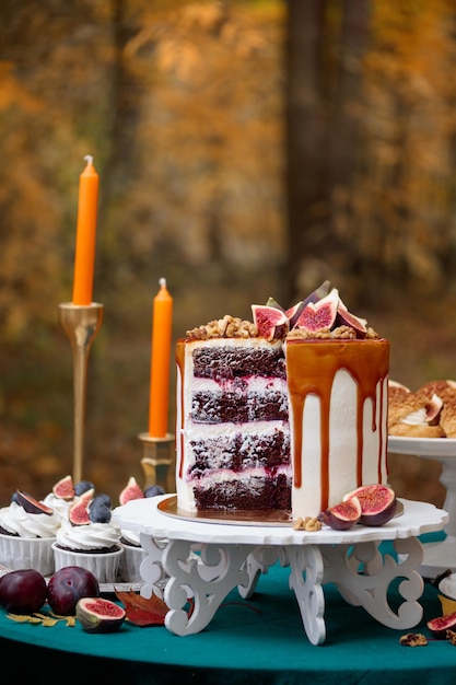 Zoet herfstdessert gedecoreerd op een tafel