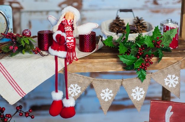 Zoet huis. Wit Kerstmisdecor op uitstekende natuurlijke houten