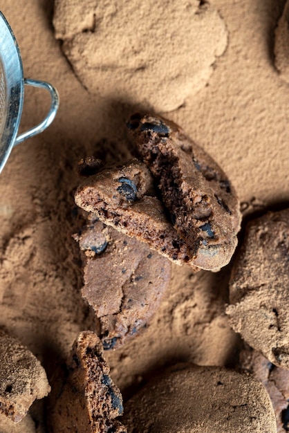 Zoet krokant dessert van chocoladekoekjes met chocolade