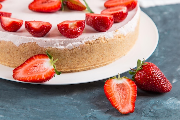 Zoet ontbijt heerlijke cheesecake met verse aardbeien en munt zelfgemaakt recept zonder bakken op een donkerblauwe stenen tafel Kopieer ruimte