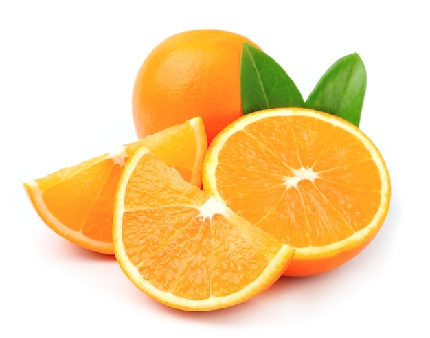 Zoet oranje fruit met bladeren