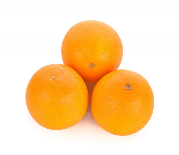Zoet oranje fruit op witte achtergrond