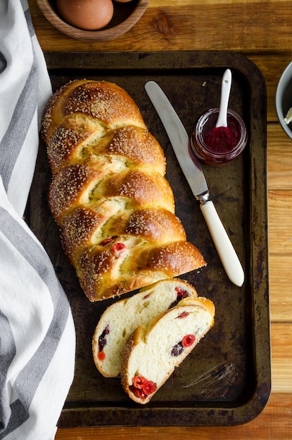 zoet paasbrood met rozijnen gedroogde kersenjam en boter Cozonac Bulgaars paasbrood