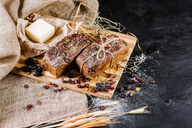 Zoet roggebrood met verschillende ingrediënten op zwarte houten achtergrond