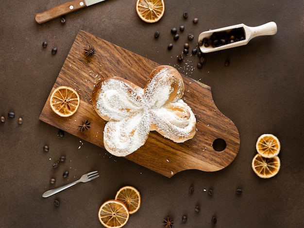 Zoet spiraalbroodje met kokosnootchips en vanilleroom op een houten bord Bakkerijgebakjes