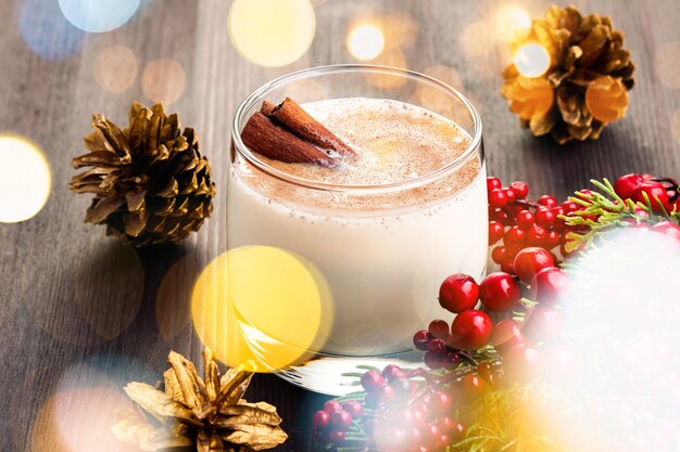 Zoet traditioneel drankje voor Kerstmis en winter op tafel met rode versieringen en gouden dennenappels