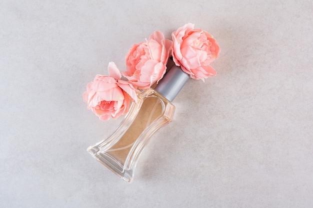 Zoet vrouwenparfum met bloemen op room.