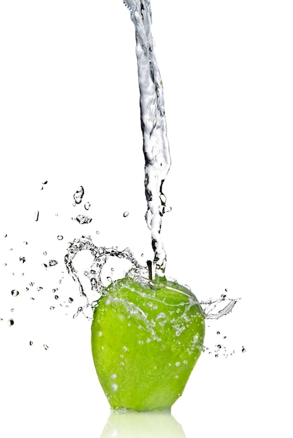 Zoet water splash op groene appel geïsoleerd op wit