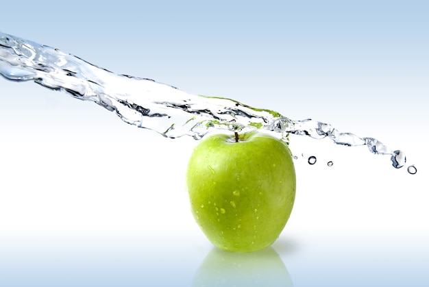 Zoet water splash op groene appel geïsoleerd op wit