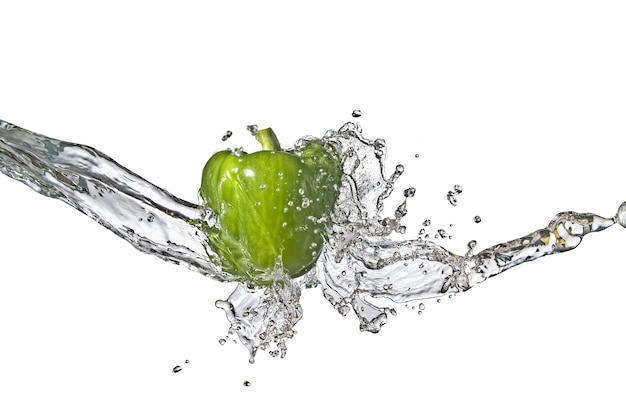 Zoet water splash op groene paprika geïsoleerd op wit