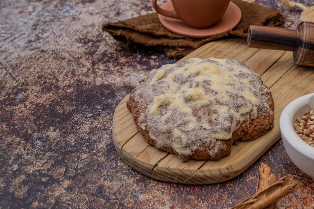 Zoet zelfgemaakt rustiek brood op een tafel, complementeer met een kopje koffie, traditioneel bakkersstuk