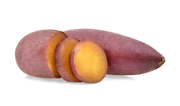 Zoete aardappel die op wit wordt geïsoleerd