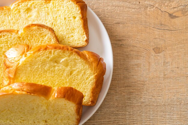 Zoete aardappelbrood met koffie.