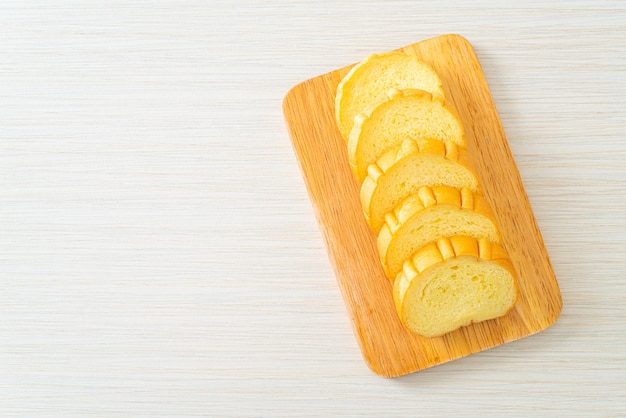 zoete aardappelen brood gesneden op een houten bord