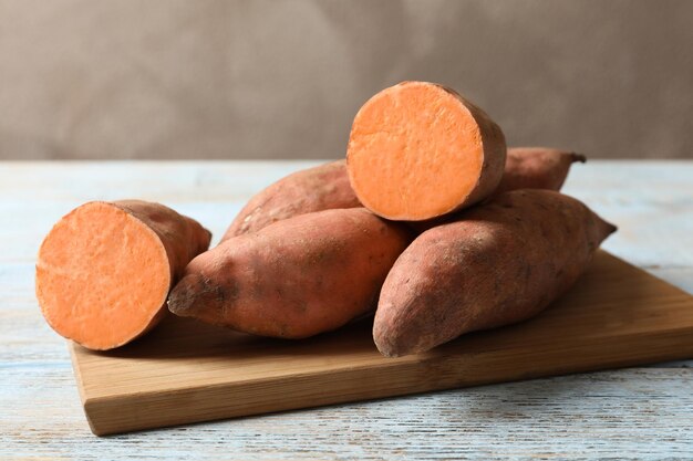 Zoete aardappelen op houten bord