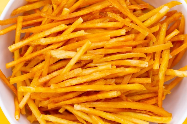 Zoete aardappelstokjes op witte achtergrond