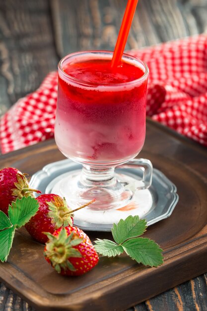 Zoete aardbei en gezonde smoothies op tafel.