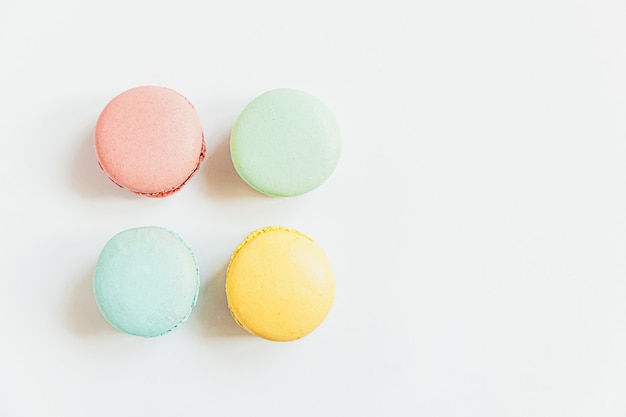 Zoete amandel kleurrijke pastel macaron dessertcake geïsoleerd op een witte achtergrond