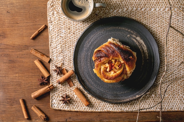 Zoete appel-kaneelbroodjes. Traditionele thuisbakkerij