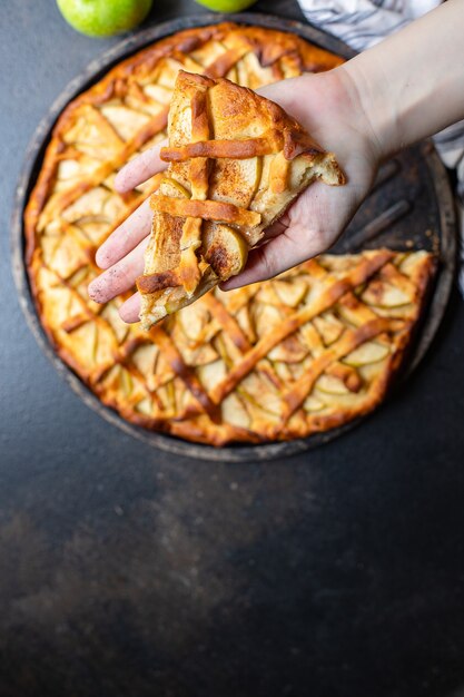 Zoete appeltaart op een dienblad