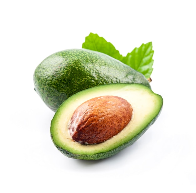 Zoete avocado met bladeren op een witte achtergrond.