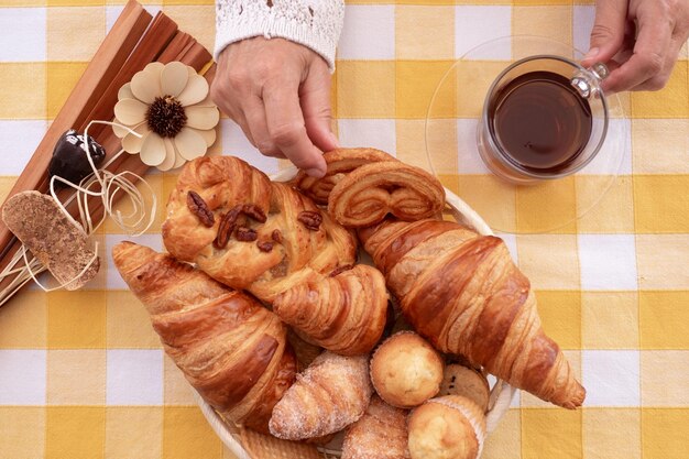 Zoete bakkerijproducten en croissants in het mandje van boven