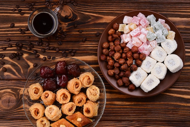 Zoete baklava op plaat met koffie