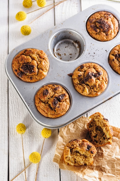 Zoete banaan muffins in een ovenschaal voor het ontbijt op een witte houten achtergrond