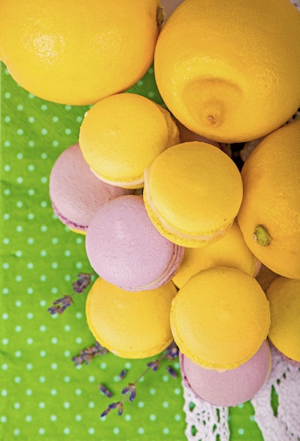 Zoete bitterkoekjes op een groene servet vintage kleurtoon