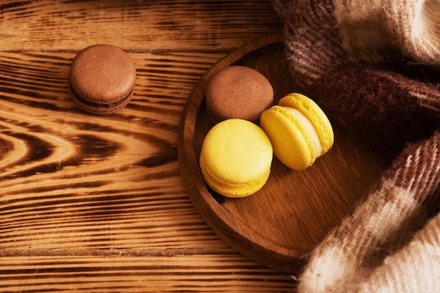 Zoete bitterkoekjes op een houten bord met kopje koffie en een brandende kaars Sfeervolle foto-inhoud voor sociale netwerken