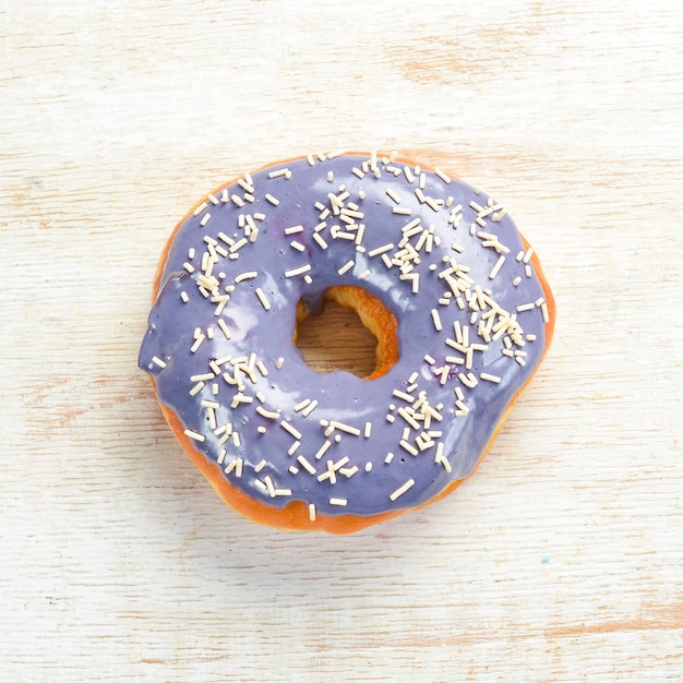 Zoete blauwe donut op tafel Zoet gebak Bovenaanzicht