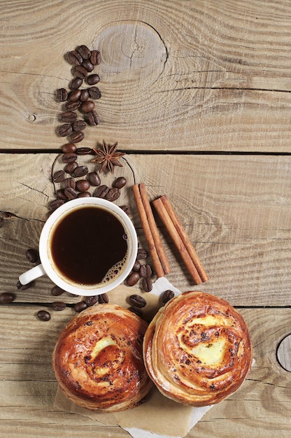 Zoete broodjes en kopje koffie op rustieke houten tafel