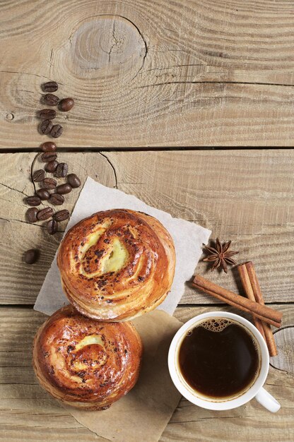 Zoete broodjes en kopje koffie op rustieke houten tafel