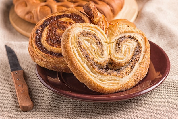 Zoete broodjes op een houten bord