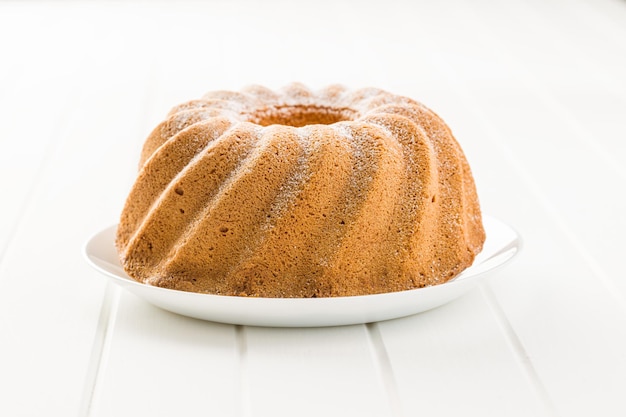 Zoete bundtcake op witte tafel