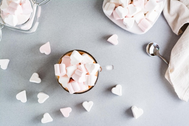 Zoete cacao met marshmallows in de vorm van een hart in een kopje op tafel zelfgemaakte drankjes bovenaanzicht