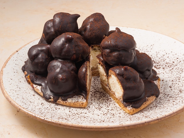 Zoete cake een croquembouche van soesjes met room en besprenkeld met chocolade