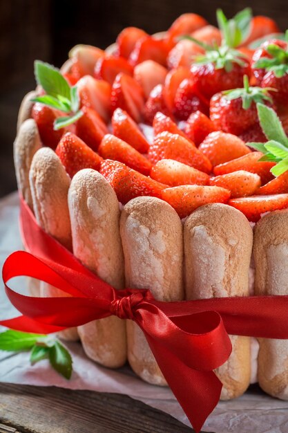 Zoete cake gemaakt van vers fruit en gelei