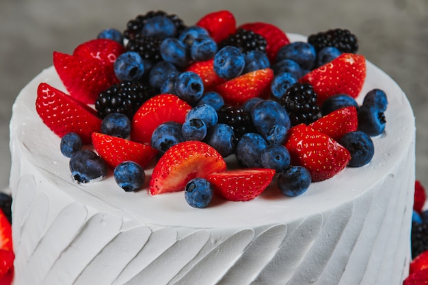 Zoete cake met aardbeien op plaat