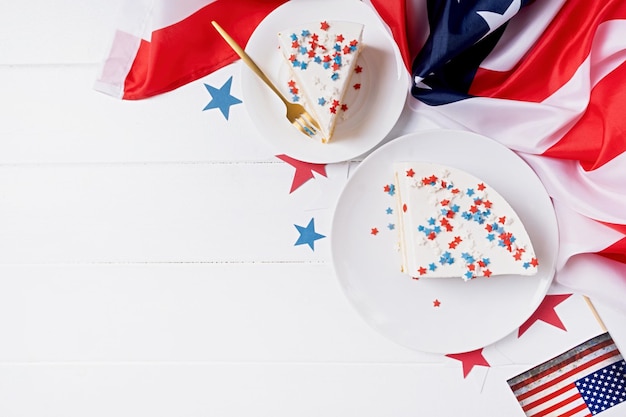 Zoete cake met Amerikaanse vlag gekleurde hagelslag en sterren vlag achtergrond