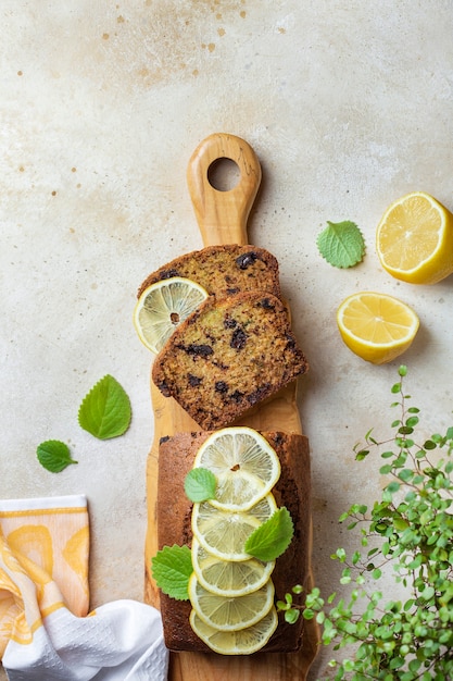 Zoete cake met courgette, chocolade en sinaasappelschil