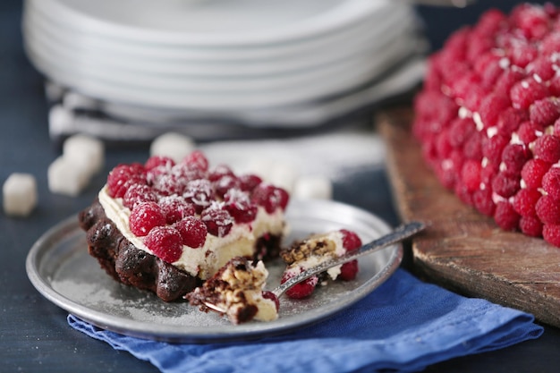 Zoete cake met frambozen op een houten achtergrond kleur