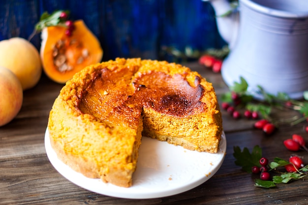 Zoete cake met pompoen en kaneel. Geurig herfstgebakje thuis. Kopieer ruimte