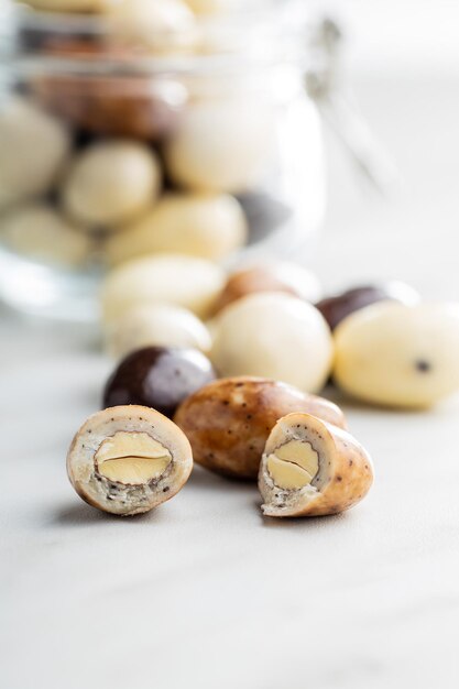 Zoete chocoladeamandelen Chocolade-eieren op witte tafel