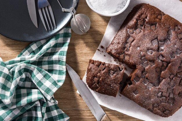 Zoete chocoladebiscuitcake