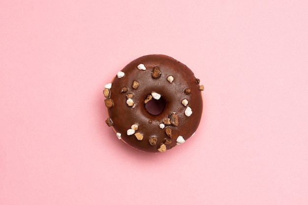 Zoete chocoladedoughnut met noten