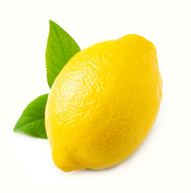 Zoete citroen met bladeren op een witte achtergrond.