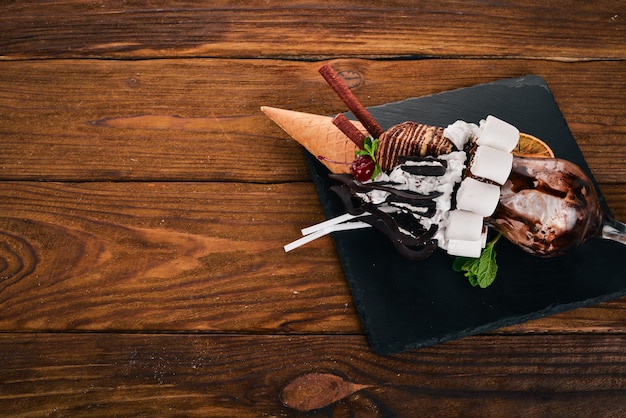 Zoete cocktail met snoep Op een houten achtergrond Bovenaanzicht Kopieer de ruimte