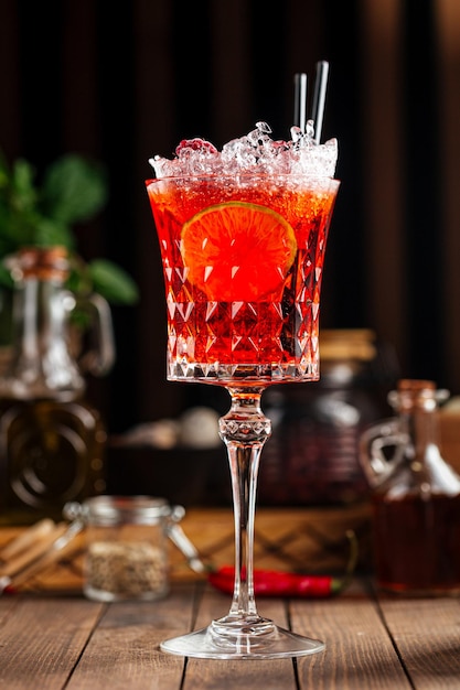 Zoete cocktail van rode bessenalcohol in een chique glas