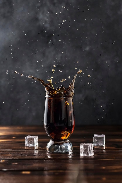 zoete cola spash in een glas